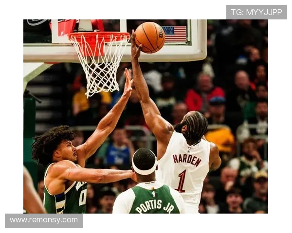 米德尔顿多次挡拆制造空位，助雄鹿提升关键三分命中率